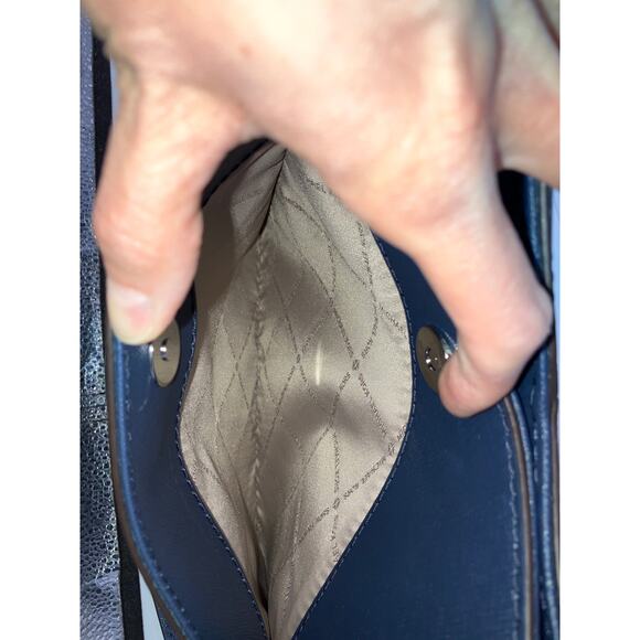 MICHAEL KORS, LARGE NAVY SAFFIANO LEAHTER SHOULDER BAG WITH CHARM - Picture 16 of 16